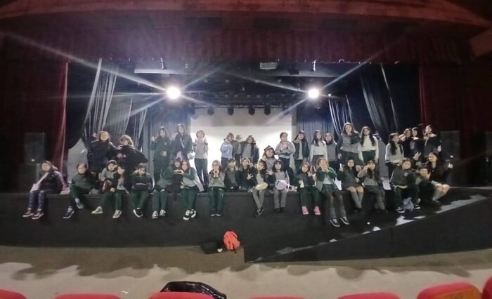 Taller de Danza y Gimnasia visita teatro Diego Rivera